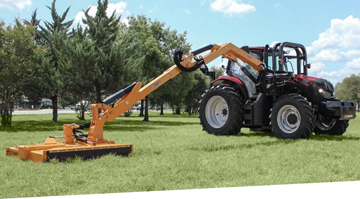 Tractor con brazo para recortar pasto.
